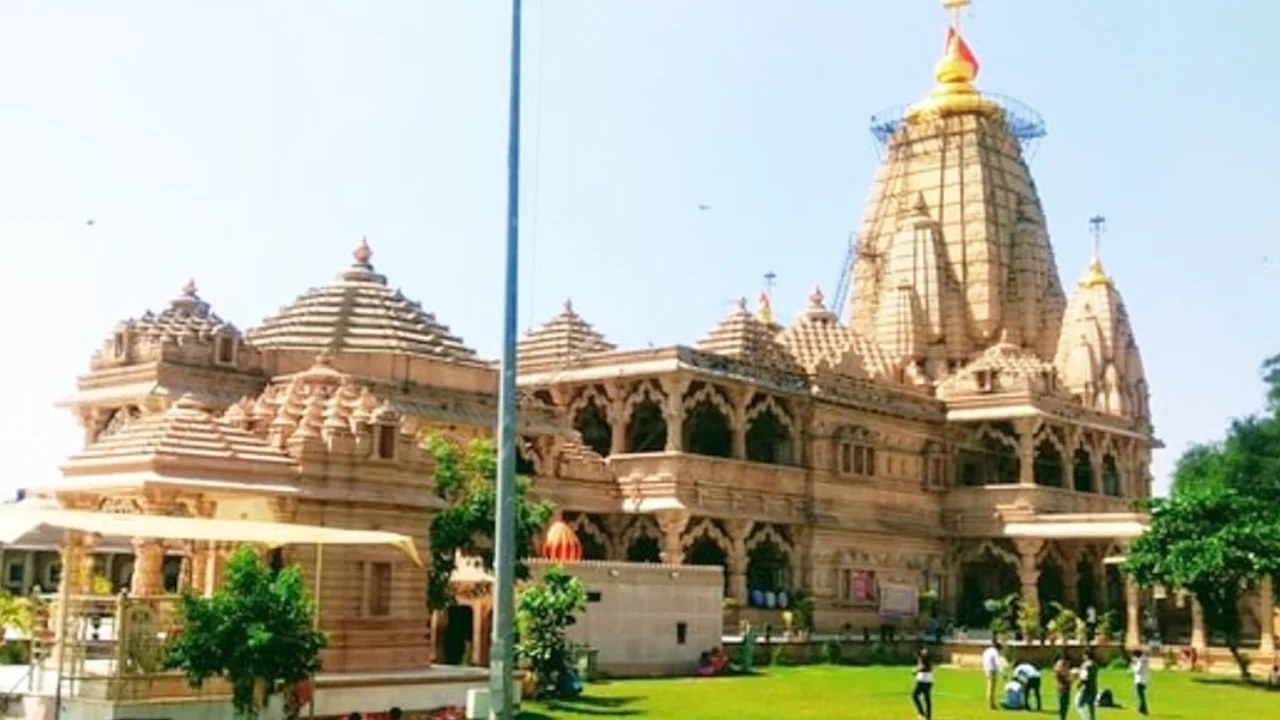 bhakt-ki-mannat-chandi-ka-chadhawa-sanwaliya-seth-mandir