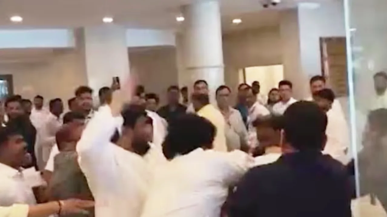 maharashtra-vidhansabha-padlekar-avhad-supporters-fight